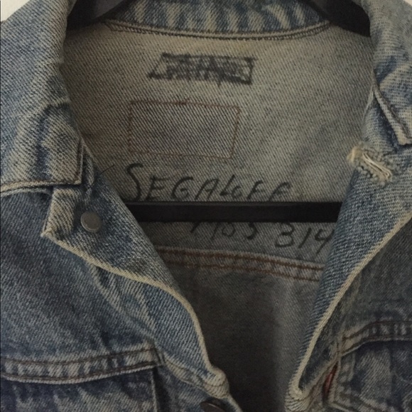 Vintage distressed Levi’s denim jacket - Picture 2 of 5